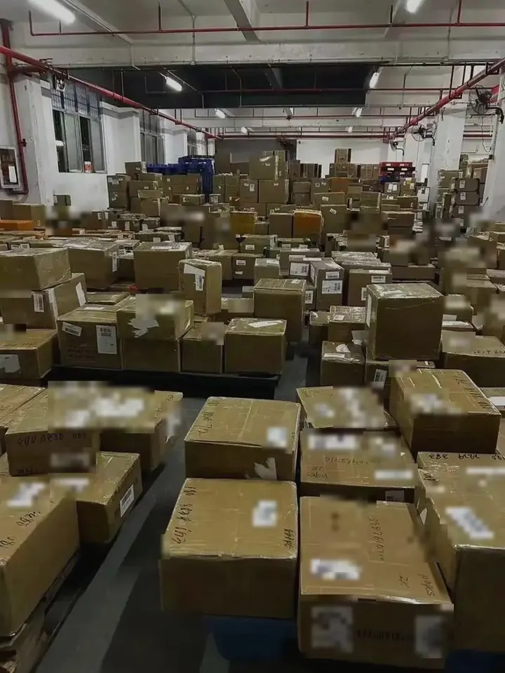 zapatillashombre.com: Nave de despacho: cientos de paquetes preparados para el courier internacional, con las guías ocultas