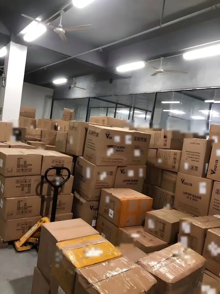 zapatillashombre.com: Almacén de consolidación con mercancía embalada a la espera de salir; etiquetas pixeladas