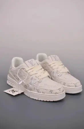 LV Sneakers · 33 variantes