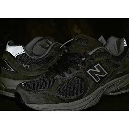 New Balance 2002R · 11 variantes