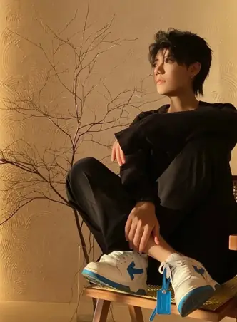 Off-White B22 Sneakers